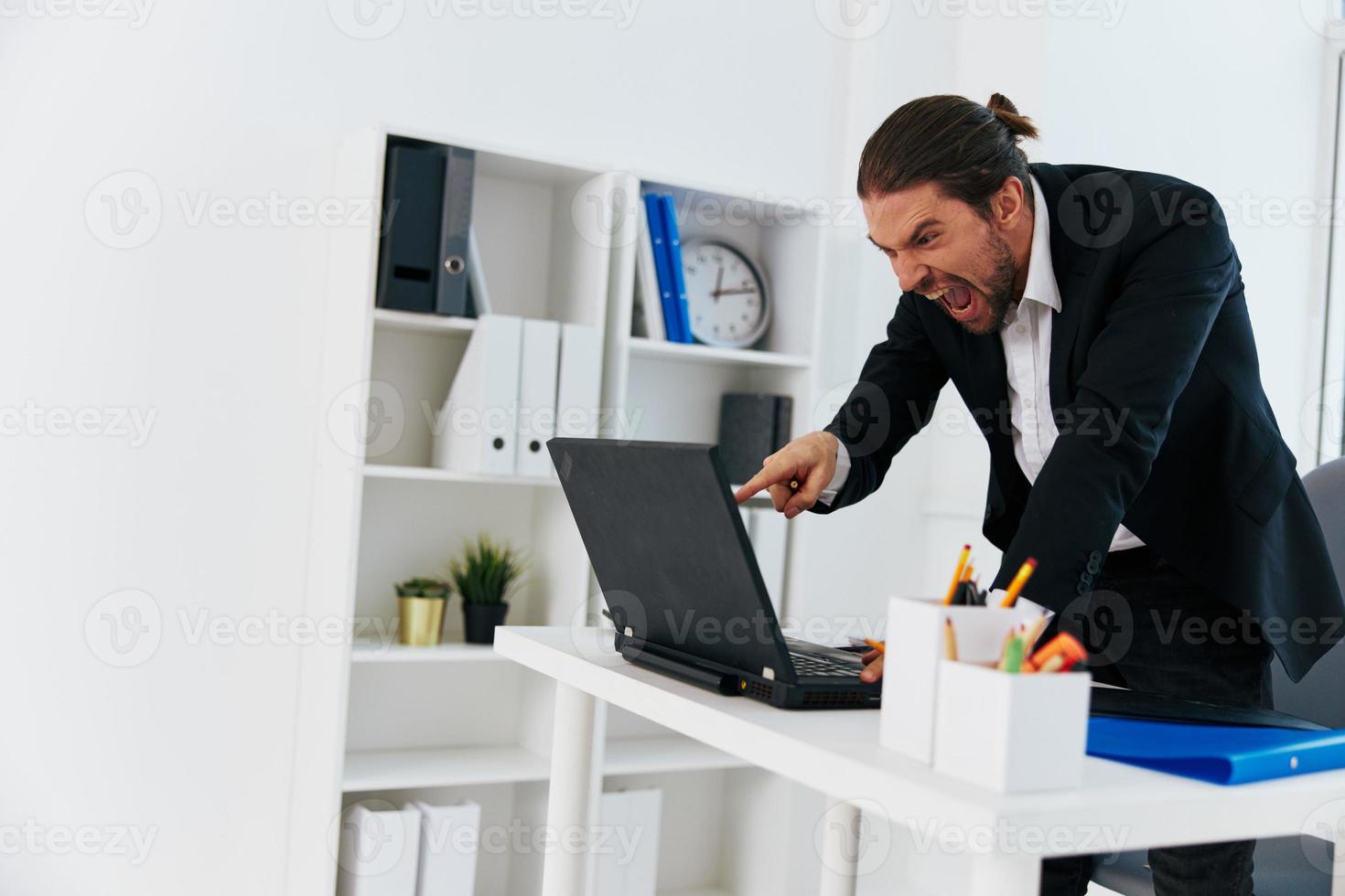 Manager Arbeitsablauf im das Büro Unterlagen Emotionen Lebensstil foto