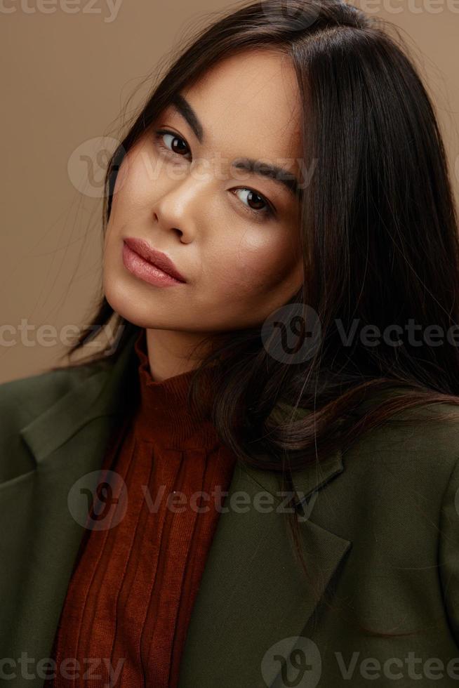 schön Frau Jacke Frisur elegant Stil Mode isoliert Hintergrund foto