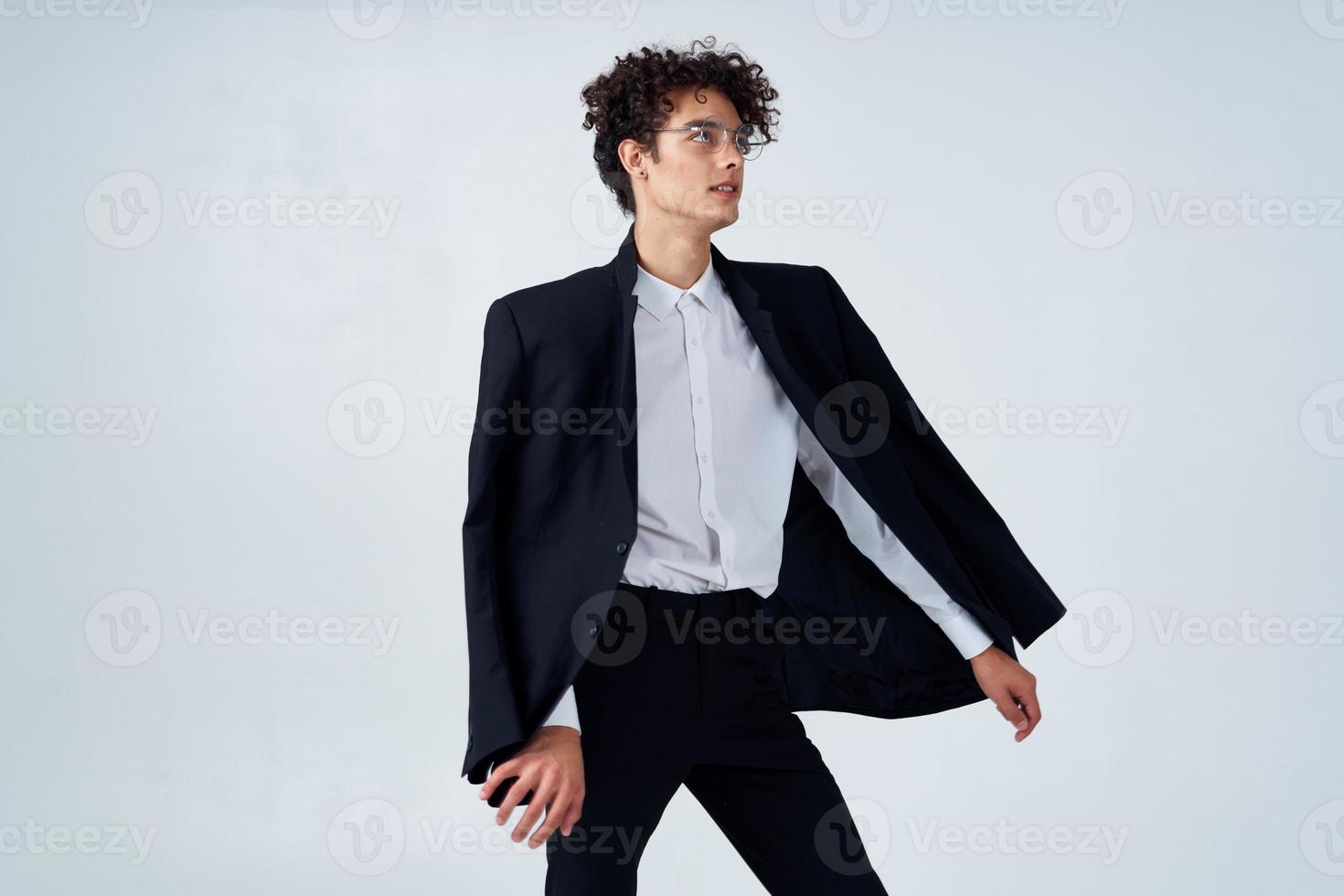 Geschäft Mann lockig Haar schwarz Jacke Emotionen Studio foto