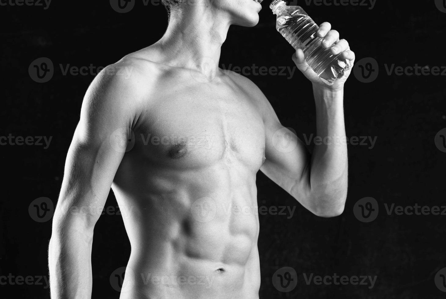 ein Mann mit ein aufgepumpt Körper Abdeckungen selbst mit ein Handtuch Studio Fitness foto