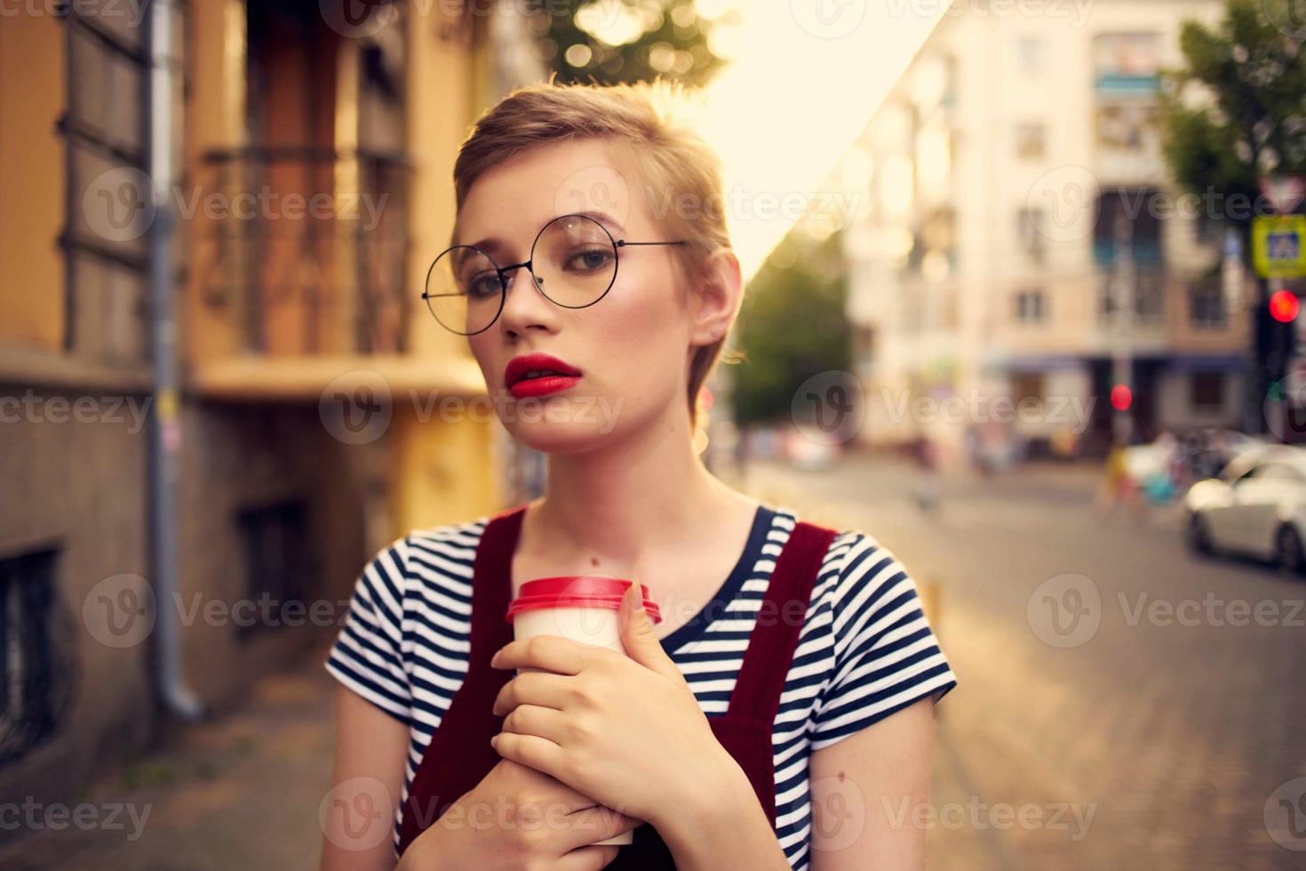 Frau mit Brille draußen gehen Ferien Sommer- foto