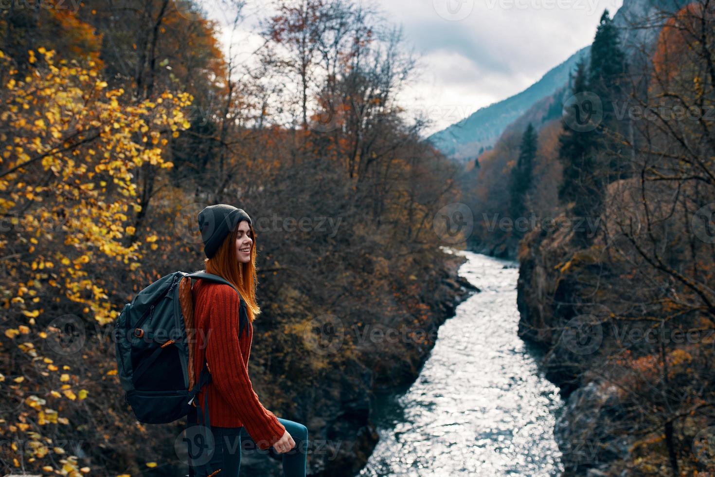 Frau Wanderer mit Rucksack im das Berge Herbst Wald foto