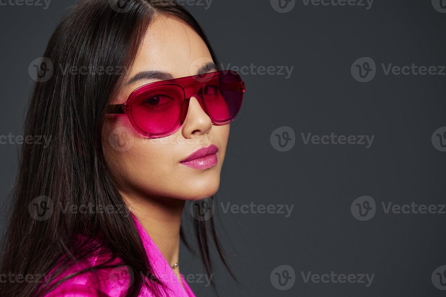 Porträt Frau posieren Rosa Mini Kleid Charme Sonnenbrille grau Hintergrund foto