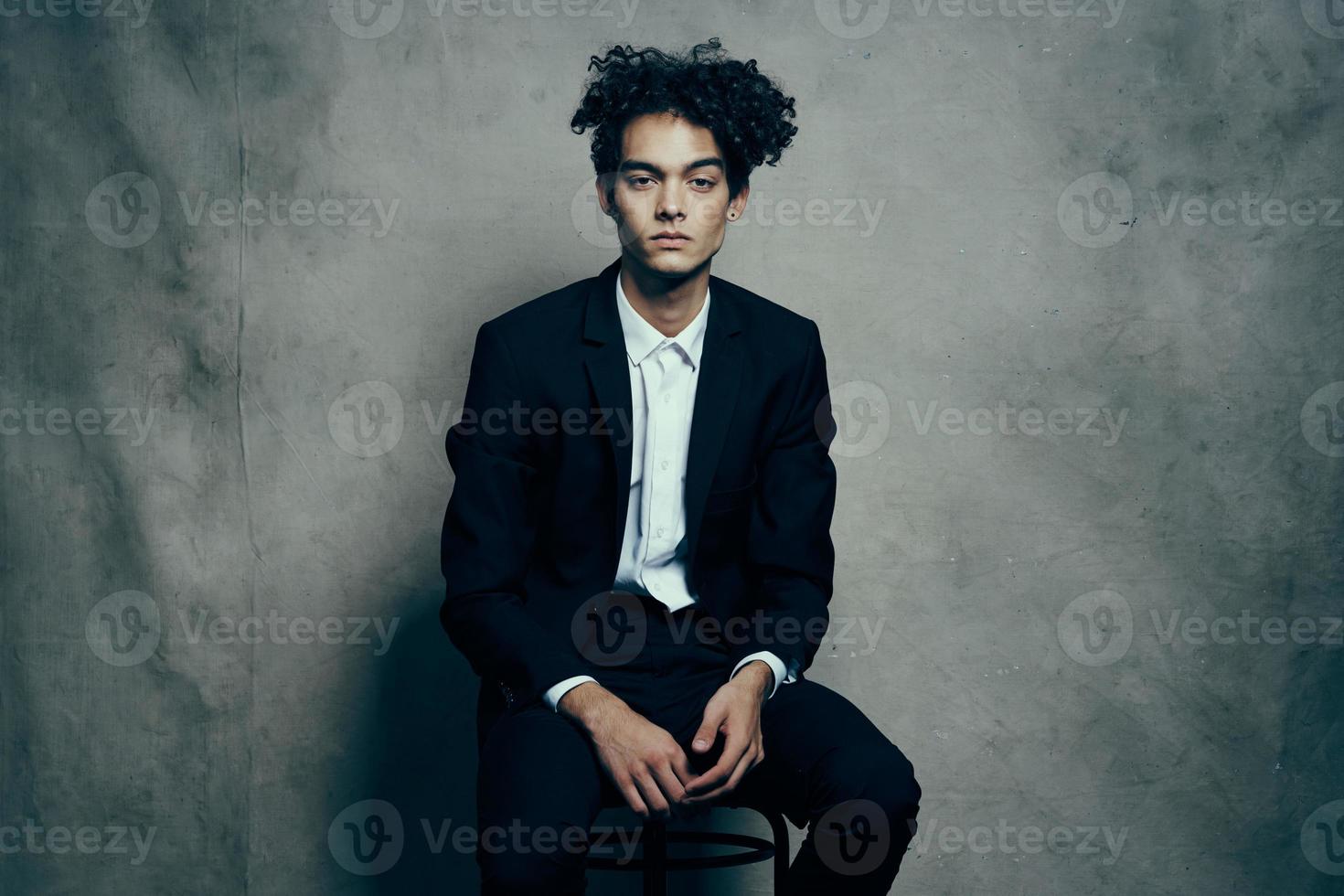 emotional Mann im klassisch passen gestikulieren mit seine Hände drinnen mit Stoff Hintergrund foto