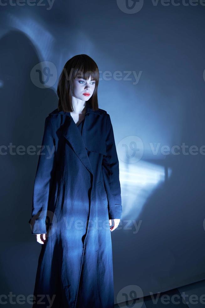 Mode Modell- Mantel dunkel isoliert Hintergrund Blau Farbe foto