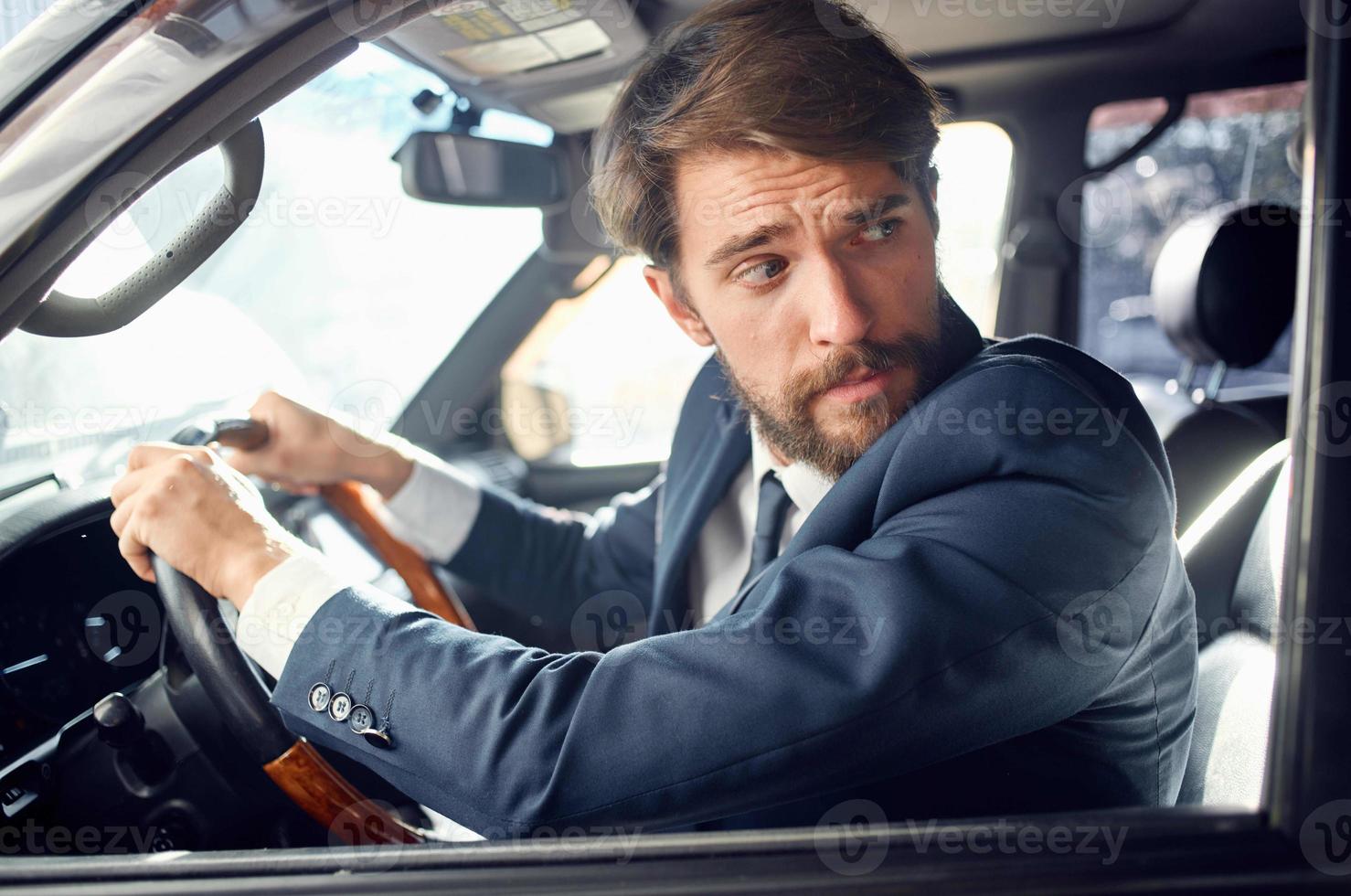 bärtig Mann im ein passen im ein Auto ein Ausflug zu Arbeit Reich foto