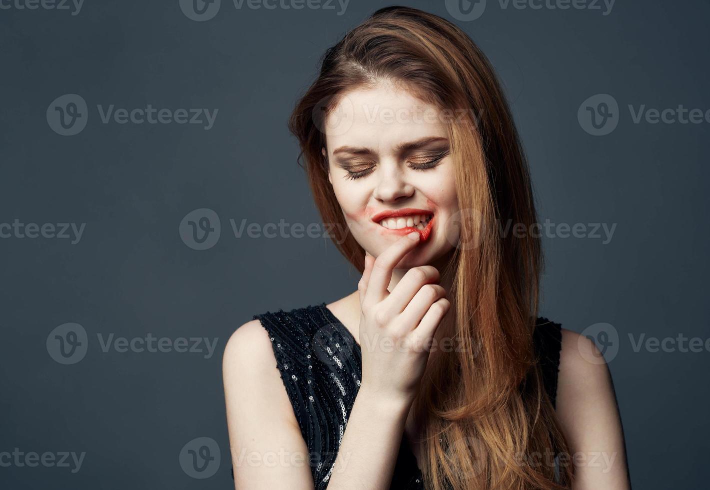 charmant Dame im schwarz Kleid und geschlossen Augen Abend bilden Porträt foto