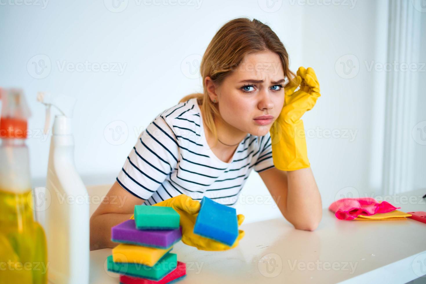 Reinigung Dame im Gummi Handschuhe Schwamm Waschmittel Innere Arbeit beim Zuhause foto