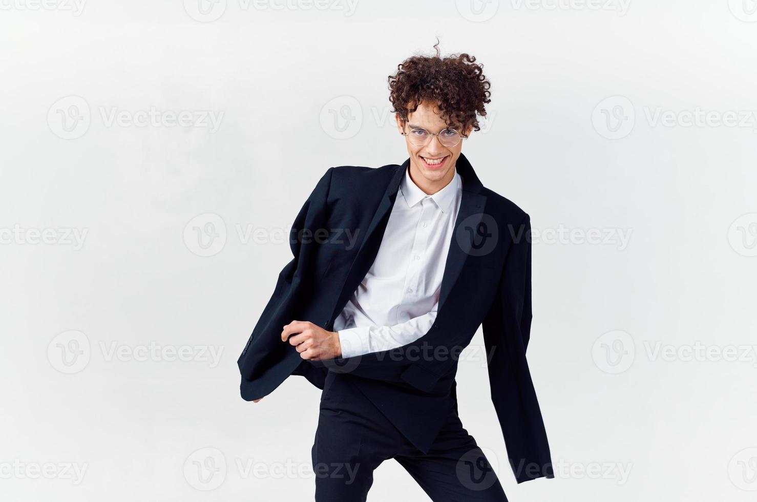 Geschäft Mann lockig Haar schwarz Jacke Emotionen Studio foto