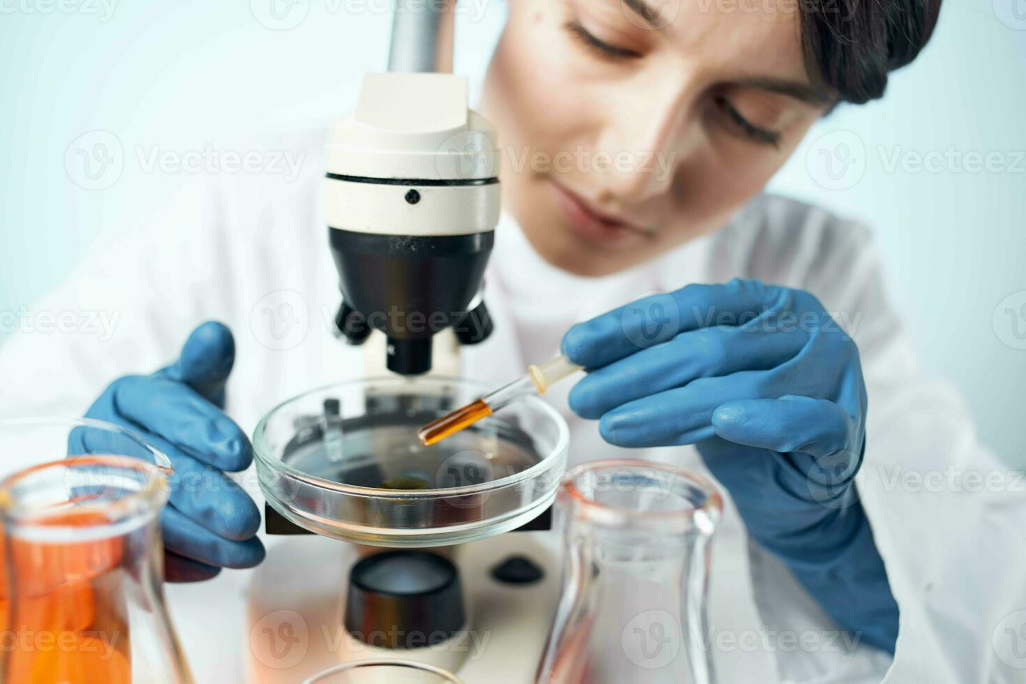 weiblich Labor Assistent passt sich an Mikroskop Forschung chemisch Lösungen Wissenschaft foto