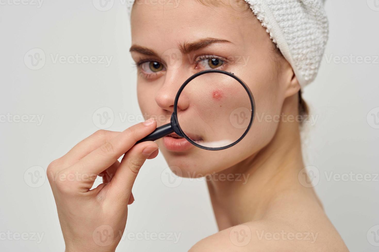 schön Frau mit ein Vergrößerung Glas im Hand Hygiene Behandlung foto