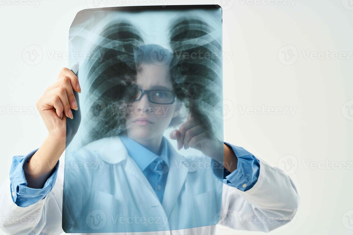 Arzt tragen medizinisch Maske Röntgen Untersuchung Diagnose Krankenhaus foto