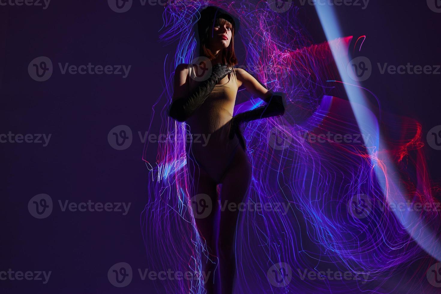 Porträt von ein charmant Dame Neon- Linien Licht posieren Farbe Hintergrund unverändert foto