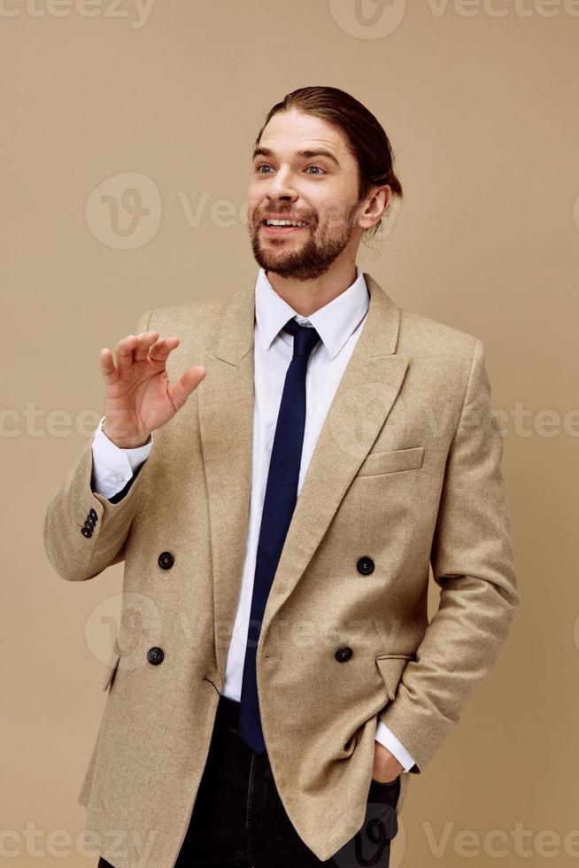 Geschäftsmann im ein passen mit ein Krawatte posieren Lebensstil Modell- foto