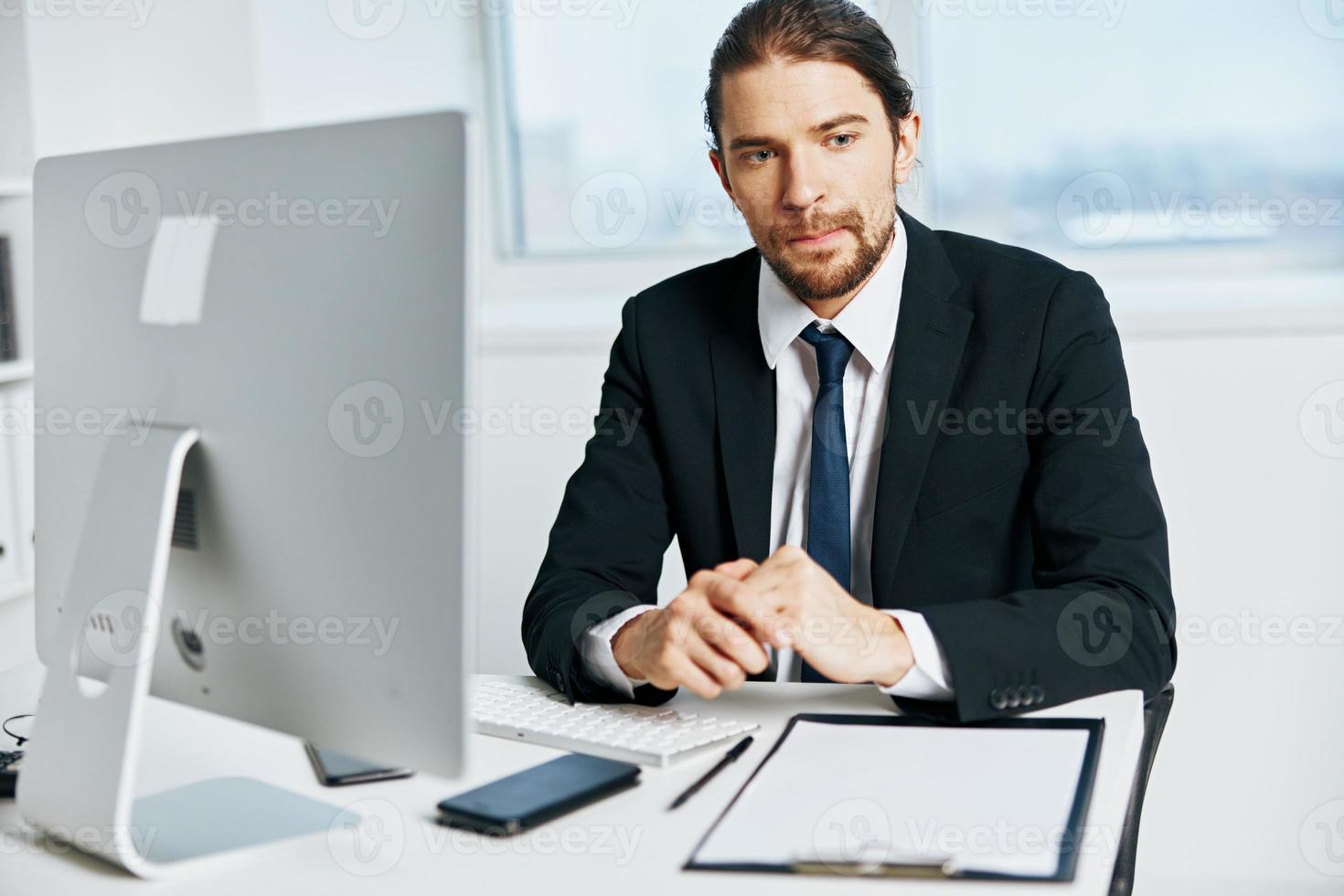 männlich Manager im ein passen Büro Arbeit Telefon Lebensstil foto