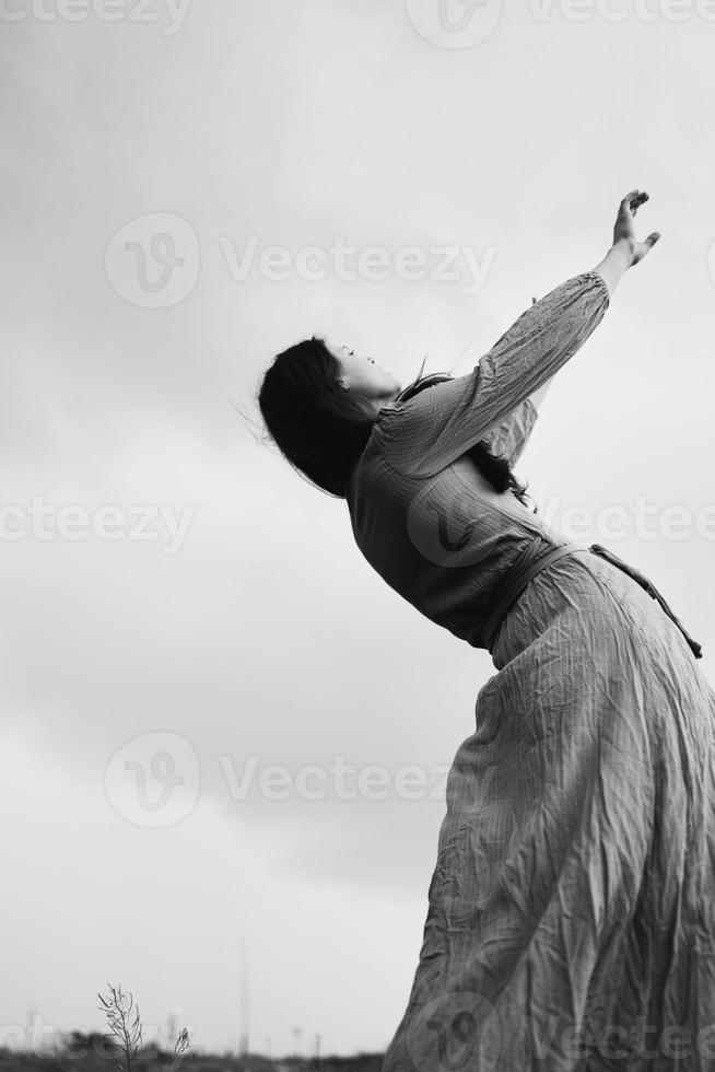 schön Frau lange Frisur im draussen Hochzeit Kleid elegant Stil foto