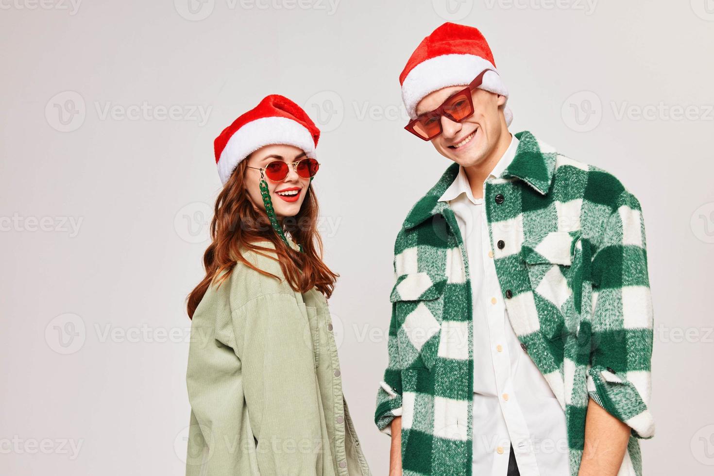 Mann und Frau tragen Sonnenbrille Neu Jahr Urlaub Mode Studio foto
