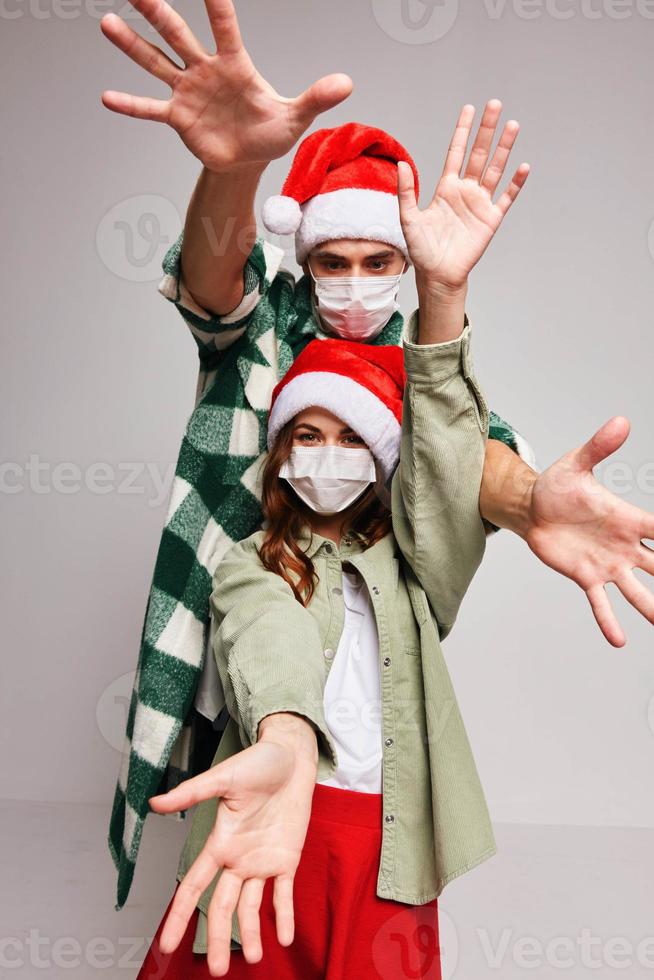 Mann und Frau im medizinisch Masken Weihnachten Urlaub Neu Jahr Freundschaft foto