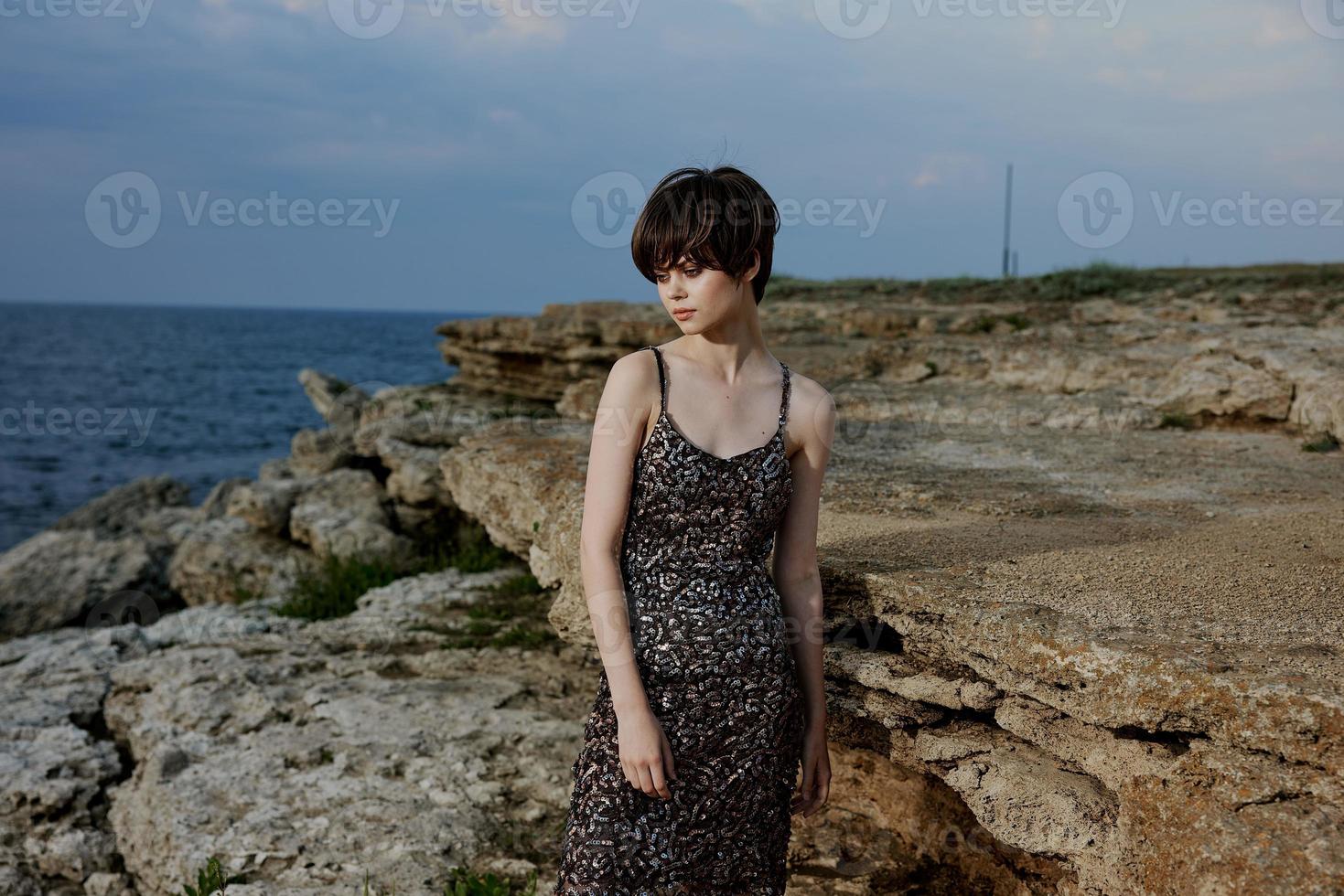 ziemlich Frau im Kleid Landschaft Luxus Natur Meer unverändert foto