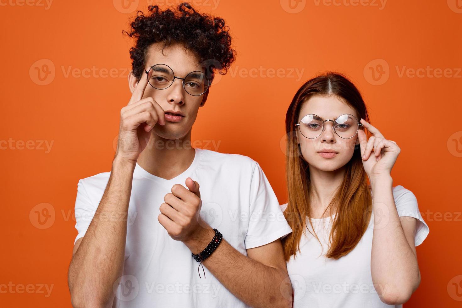 heiter jung Paar tragen Brille Emotion Orange Hintergrund Mode foto