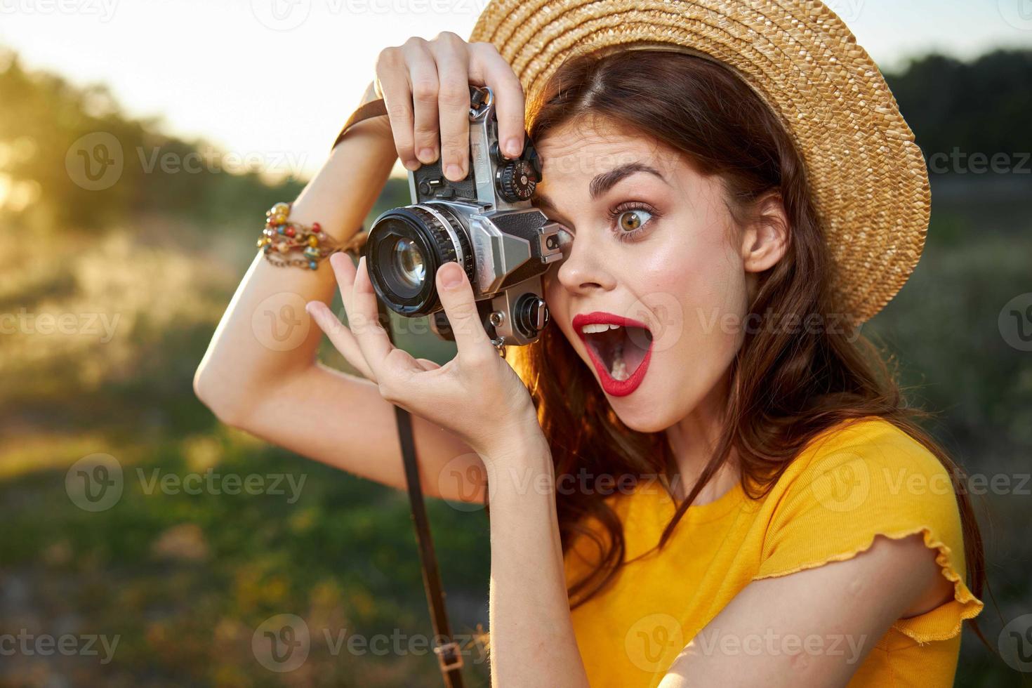 Frau Fotograf sieht aus in das Kamera Linse mit öffnen Mund überrascht aussehen Natur foto