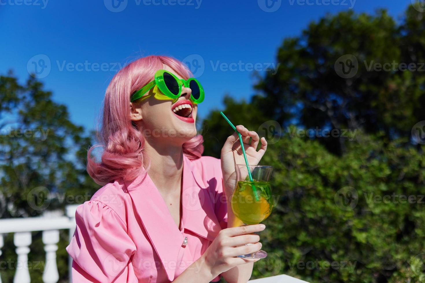 heiter Frau im Grün Sonnenbrille mit Cocktail im Sommer- draußen unverändert foto