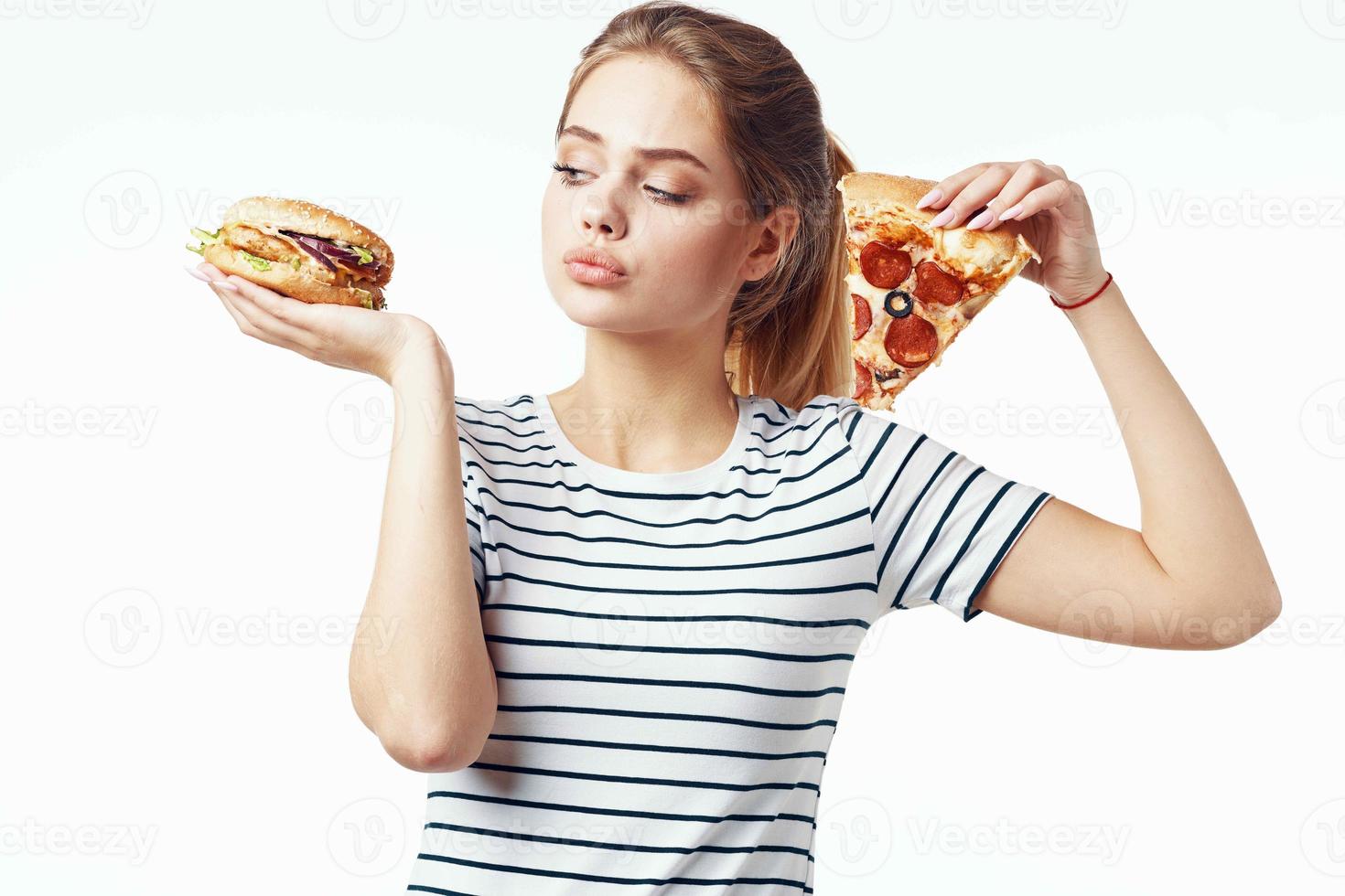 Frau im gestreift T-Shirt Essen Pizza schnell Essen Diät Licht Hintergrund foto