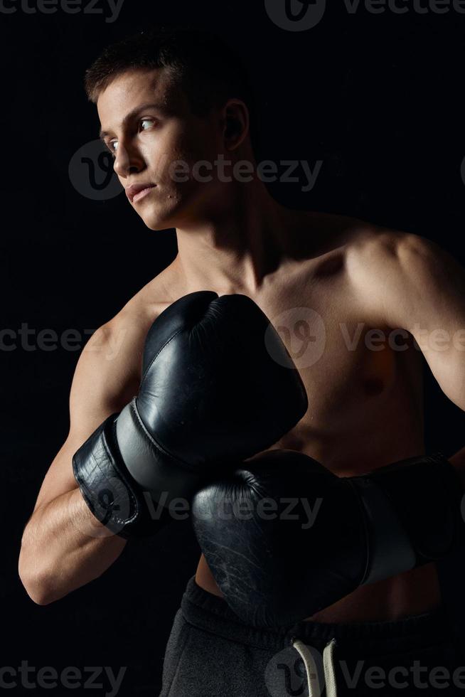 Mann tragen Boxen Handschuhe nackt Torso schwarz Hintergrund abgeschnitten Aussicht Modell- Fitness Bodybuilder foto