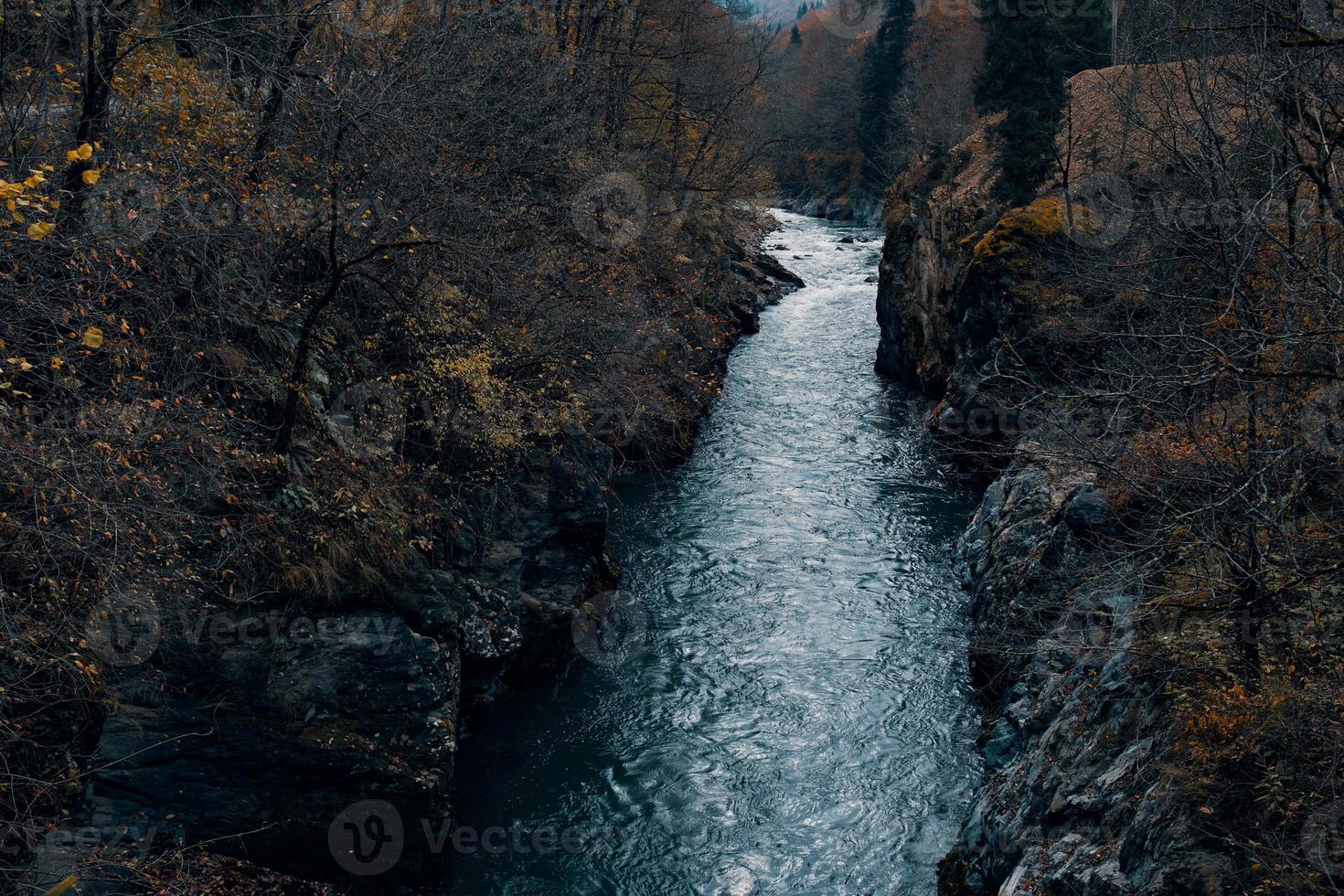 felsig Berge Fluss Natur oben Aussicht Reise frisch Luft foto