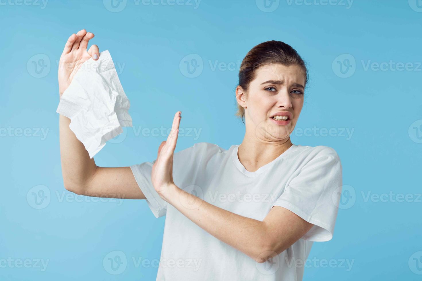 Frau mit Taschentuch Erkältungen Gesundheit Probleme Studio foto