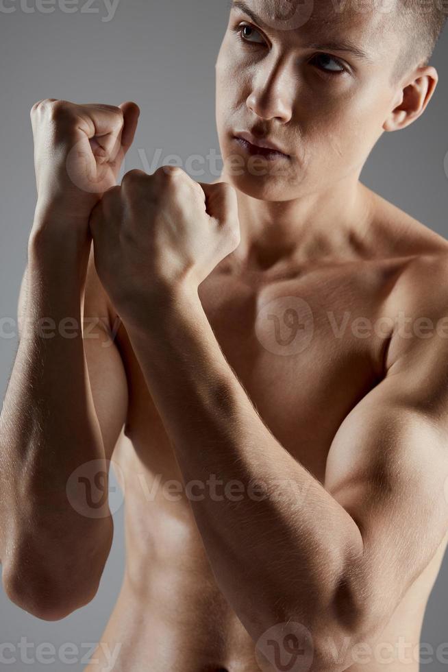 Athlet mit gepumpt oben Torso Boxen auf grau Hintergrund abgeschnitten Aussicht von Muskeln Modell- foto