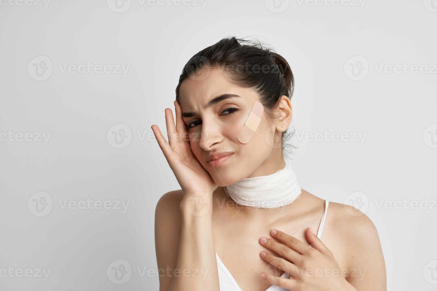 Brünette verbunden Hals Negativ Kopfschmerzen isoliert Hintergrund foto