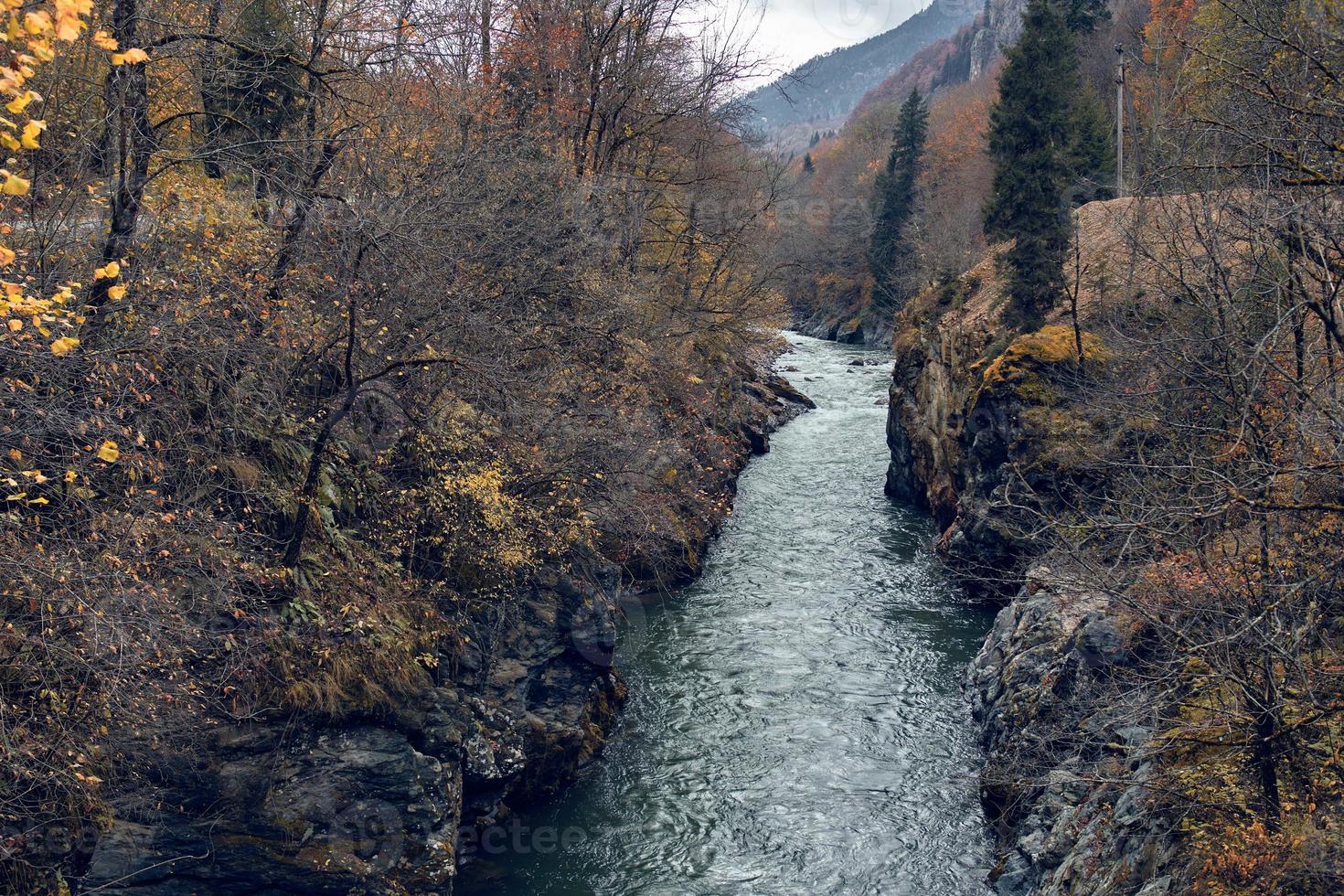 felsig Berge Fluss Natur oben Aussicht Reise frisch Luft foto