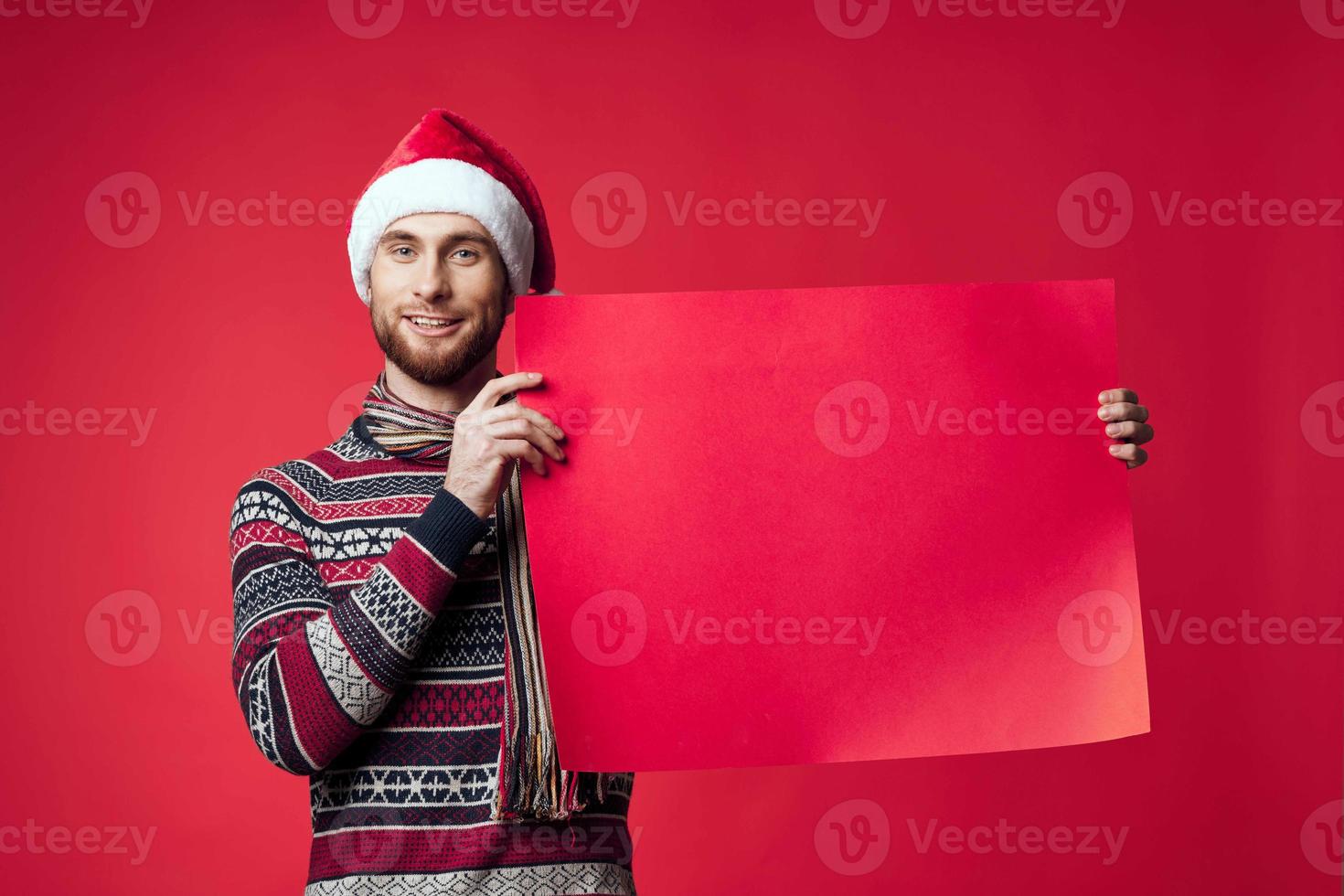 emotional Mann im Neu Jahre Kleider Werbung Kopieren Raum rot Hintergrund foto
