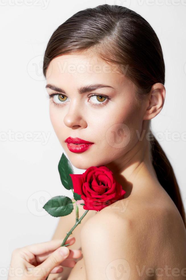 Brünette mit ein Rose rot Lippen Charme bilden foto