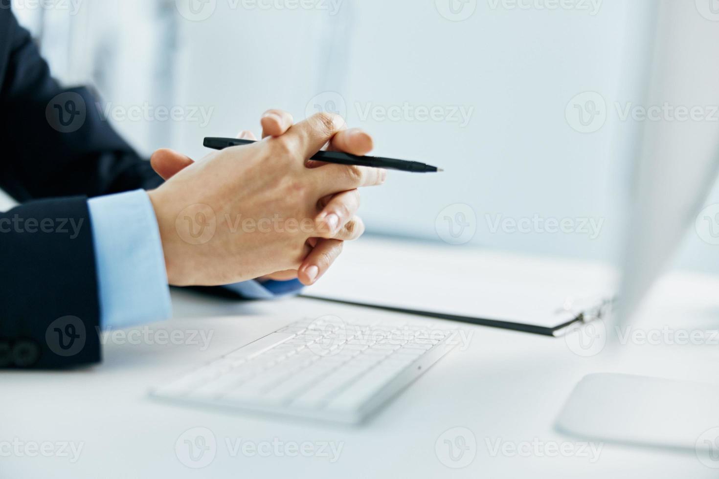 Hände auf Desktop Tastatur Computer Arbeit Büro foto