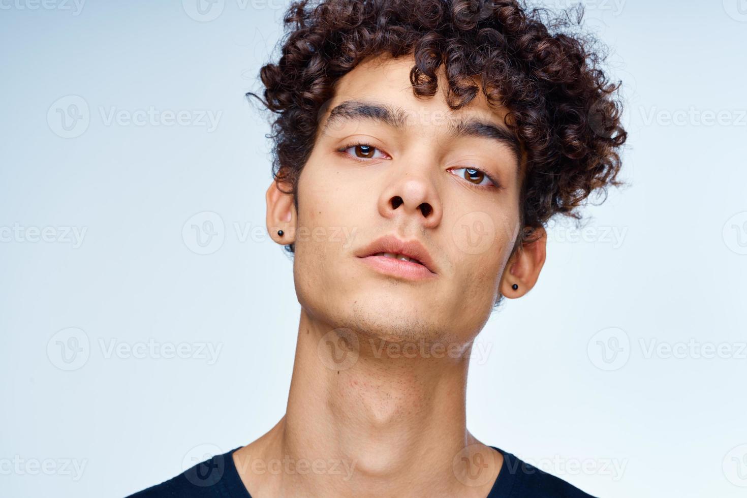 süß Kerl lockig Haar schwarz T-Shirt Nahansicht Modell- foto