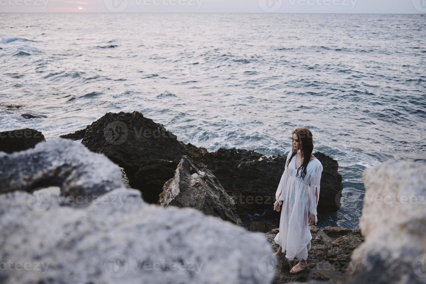 Frau Reisender im Weiß Kleid beim das Meer Strand Freiheit foto