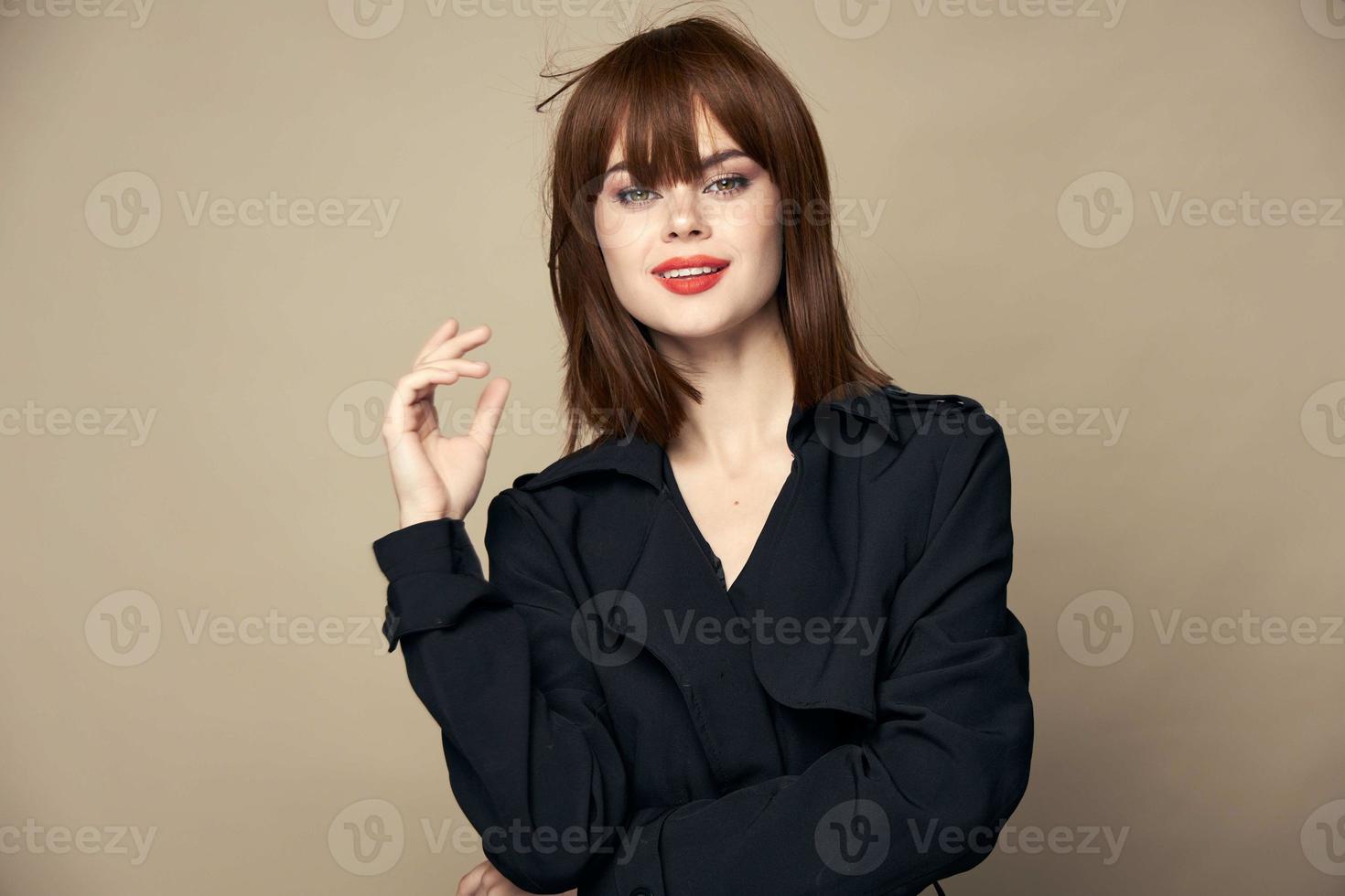 attraktiv Brünette Mantel mit Gürtel elegant Stil haben Spaß auf ein isoliert Hintergrund foto