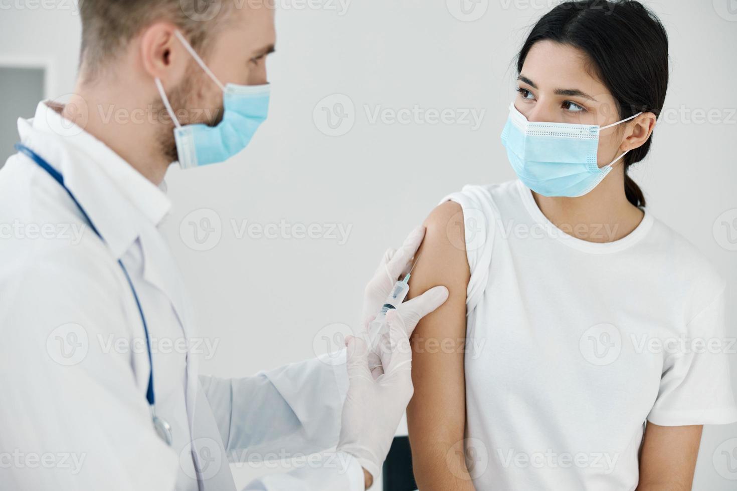 Arzt Spritze temryuk schützend Handschuhe Nahansicht Impfung foto