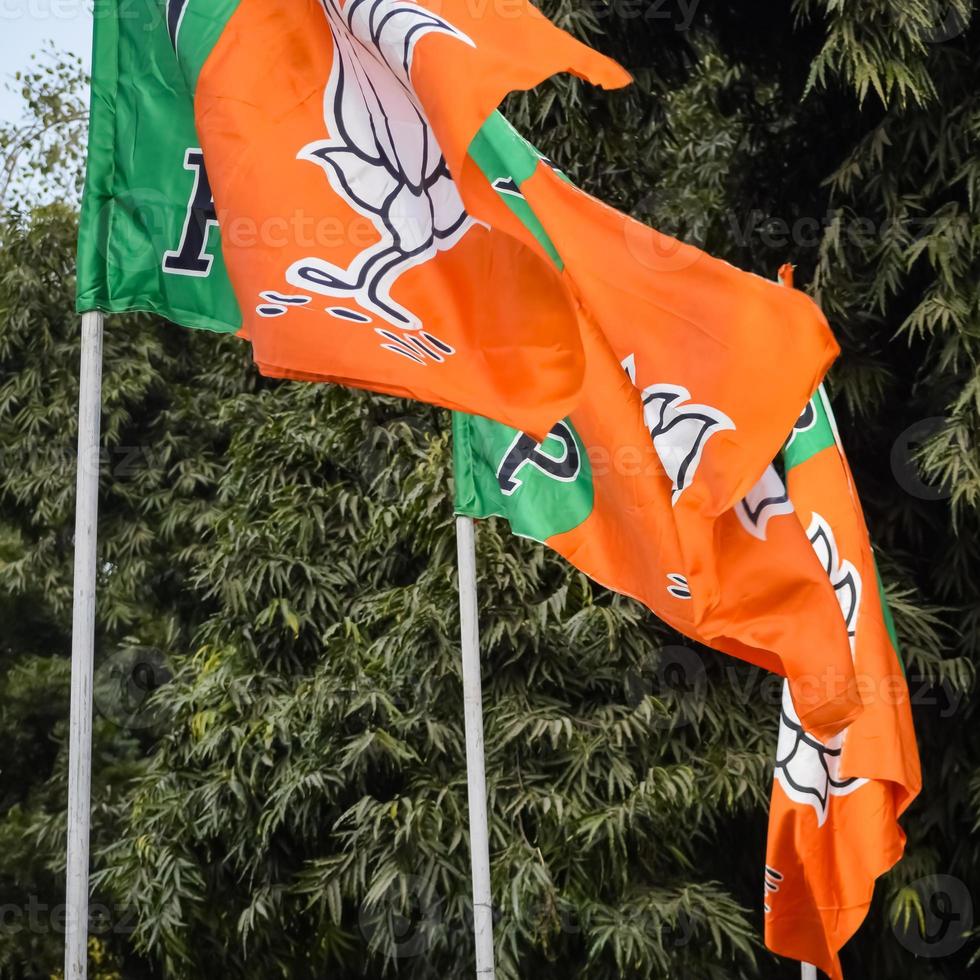 bharatiya Janata Party Flagge von indisch politisch Party, bjp bhartiya Janta Party Flagge winken während Uhr Straße Show im Delhi, Indien foto