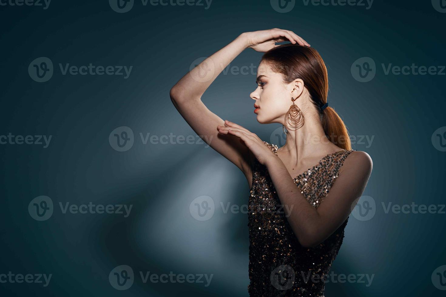 Frau im golden Kleid posieren Schmuck Mode Studio foto