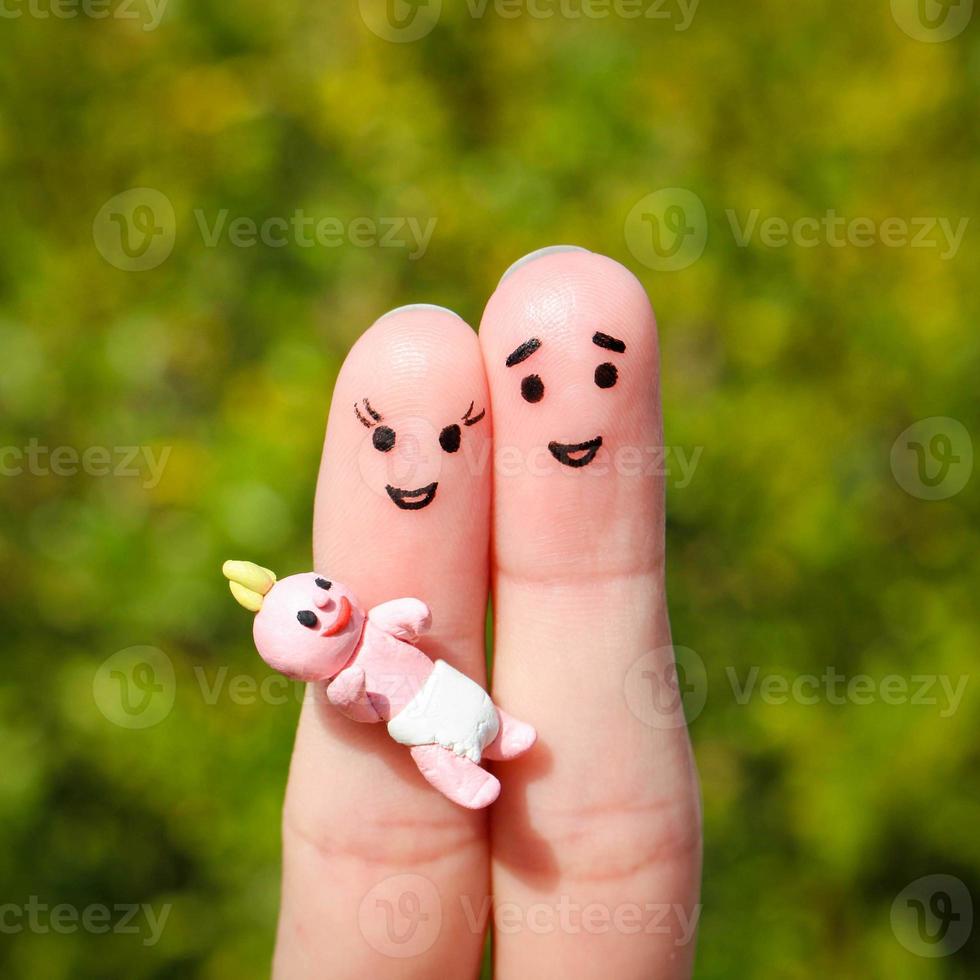Finger Kunst von glücklich Paar. glücklich Familie halten klein Kind foto