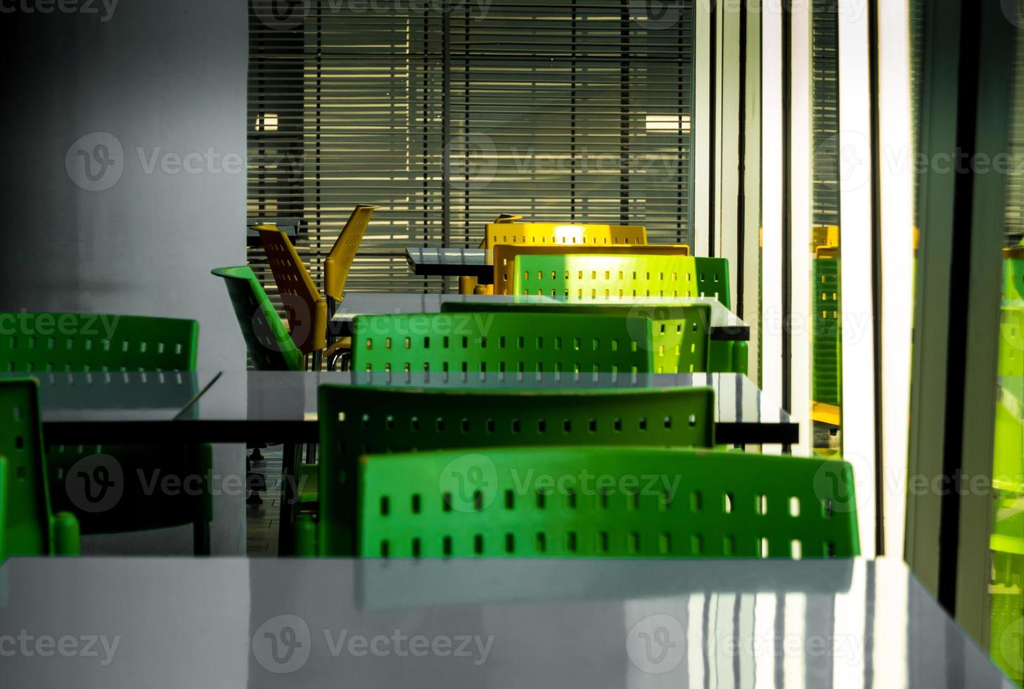 leere Tische und Stühle, auf denen niemand in der Kantine sitzt foto