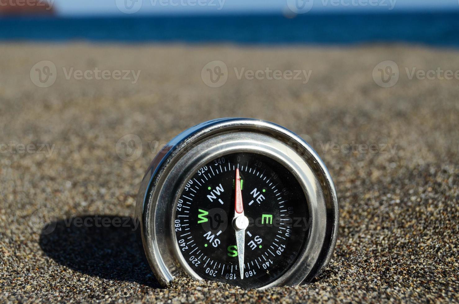 Kompass im Sand foto