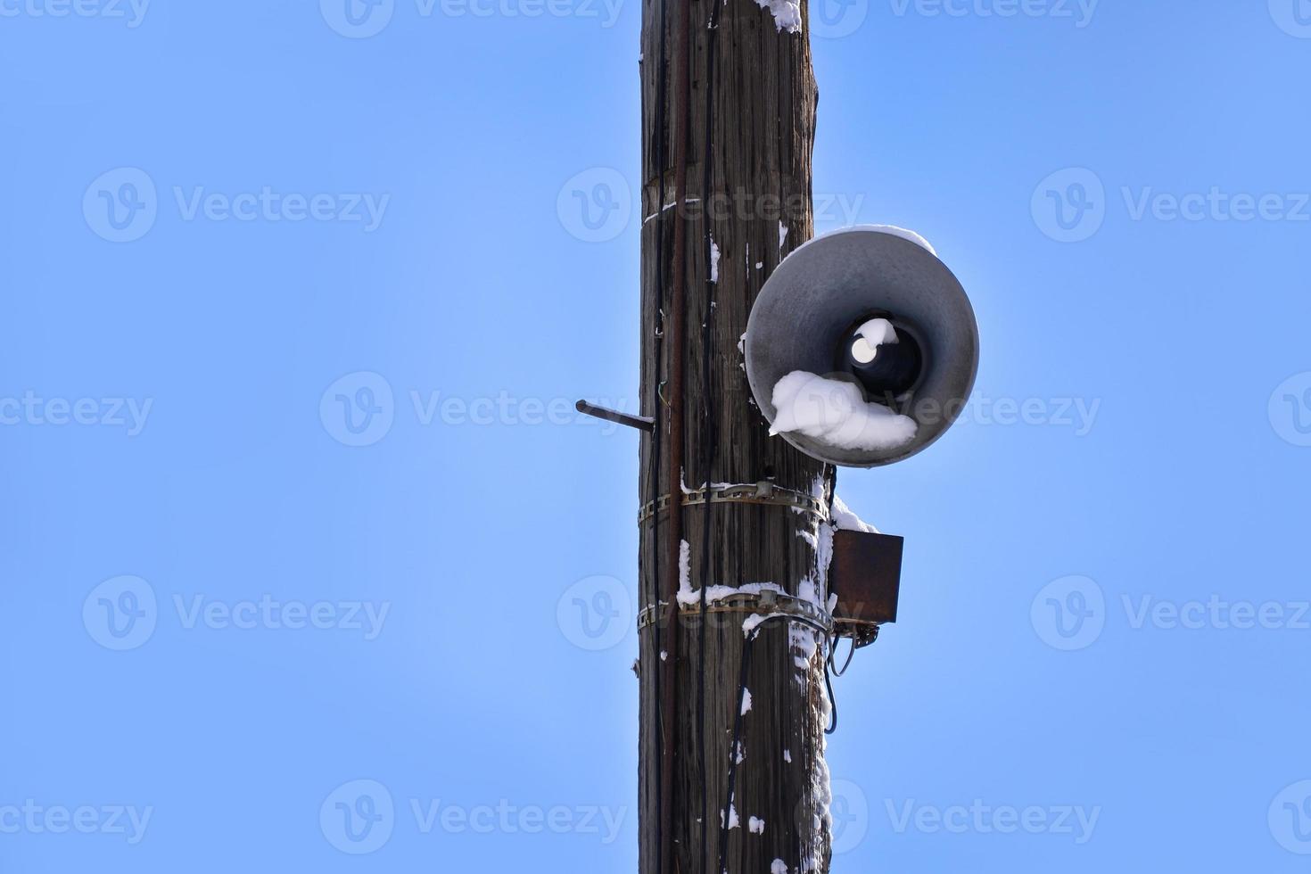 Hand Megaphon oder Lautsprecher auf das Holz Säule im Winter foto