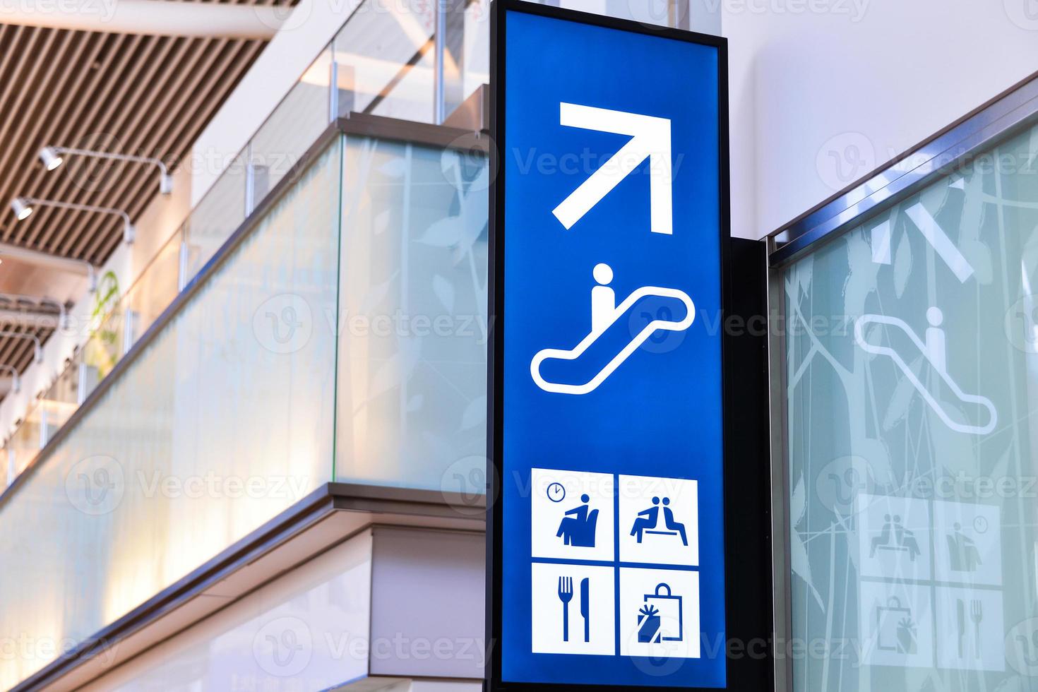 Rolltreppe Zeichen im das Flughafen Gebäude foto