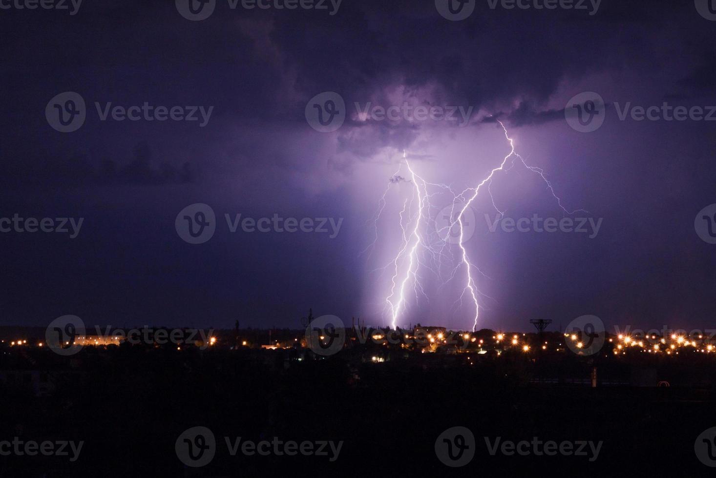 Landschaft mit Blitz beim Nacht foto