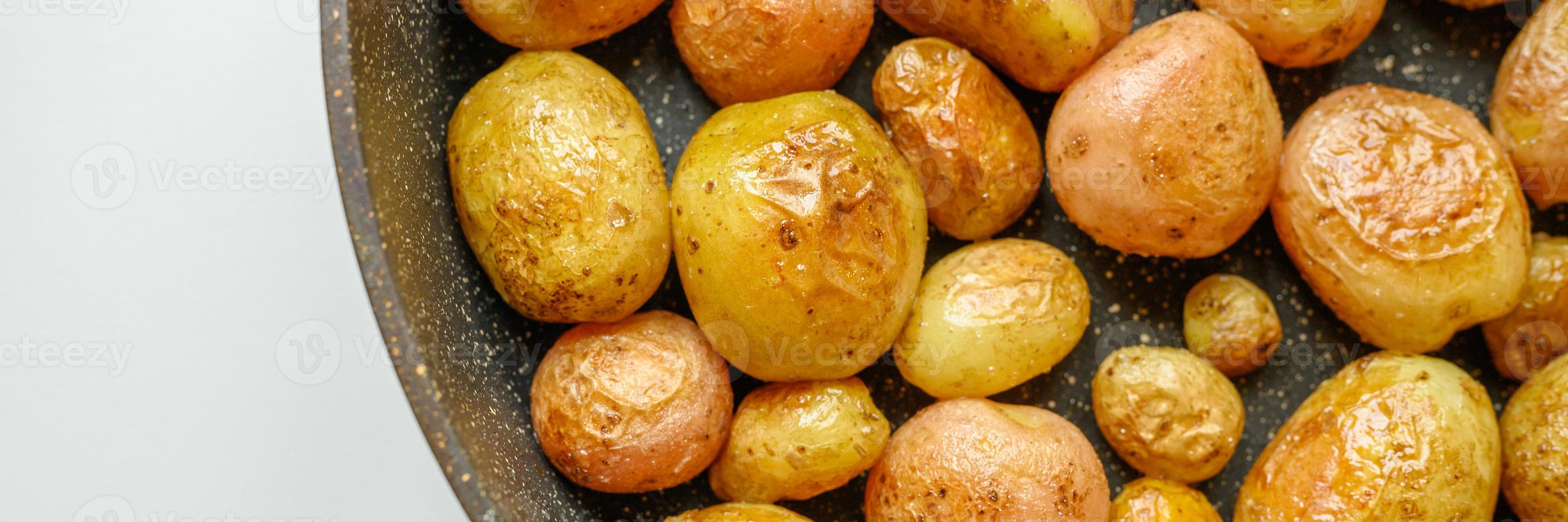 goldene Bratkartoffeln in der Haut. Banner foto