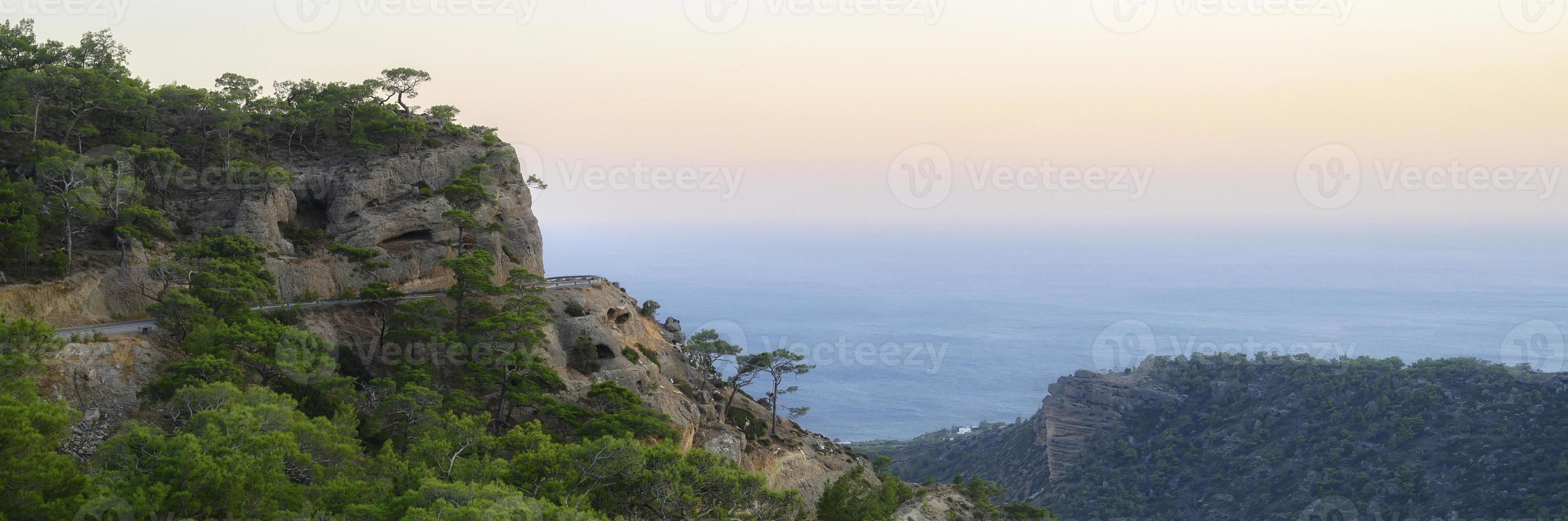 Dämmerungsgebirgslandschaft mit Blick auf das Mittelmeer foto